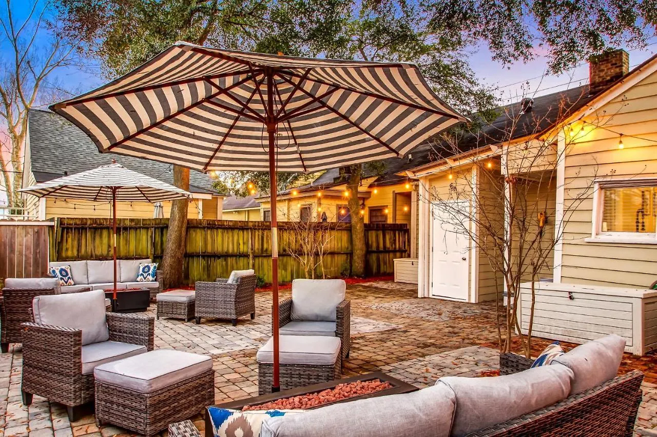 Historic 1892 Savannah Cottage Near Forsyth Park
