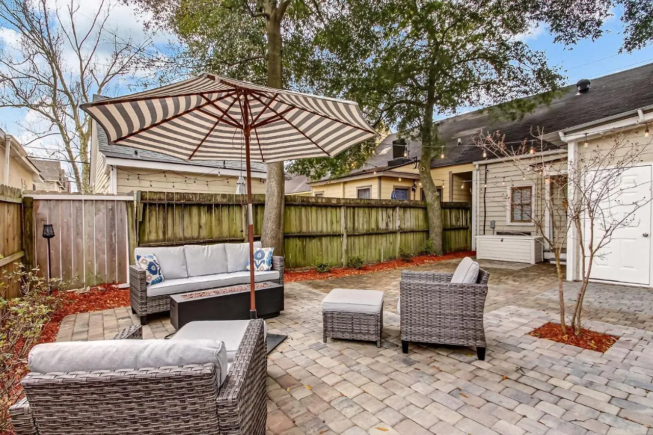 Historic 1892 Savannah Cottage Near Forsyth Park